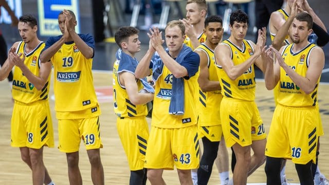 Albas Spieler bedanken sich nach der Niederlage bei den Fans.