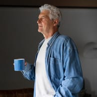 Älterer Mann (Symbolbild): Besonders Männer laufen Gefahr, ihren Ruhestand nicht genießen zu können – Grund kann das "Empty-Desk-Syndrom" sein.