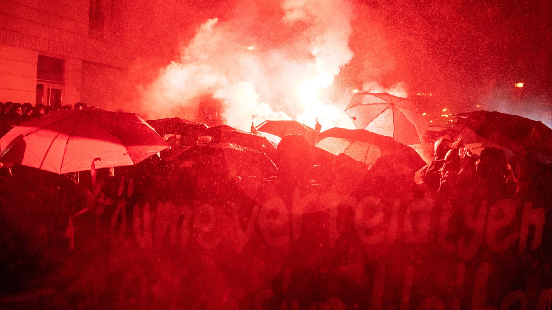 Bengalische Feuer bei der Demonstration in Berlin: Immer wieder sollen diese auch in Richtung der Polizei geworfen worden sein.