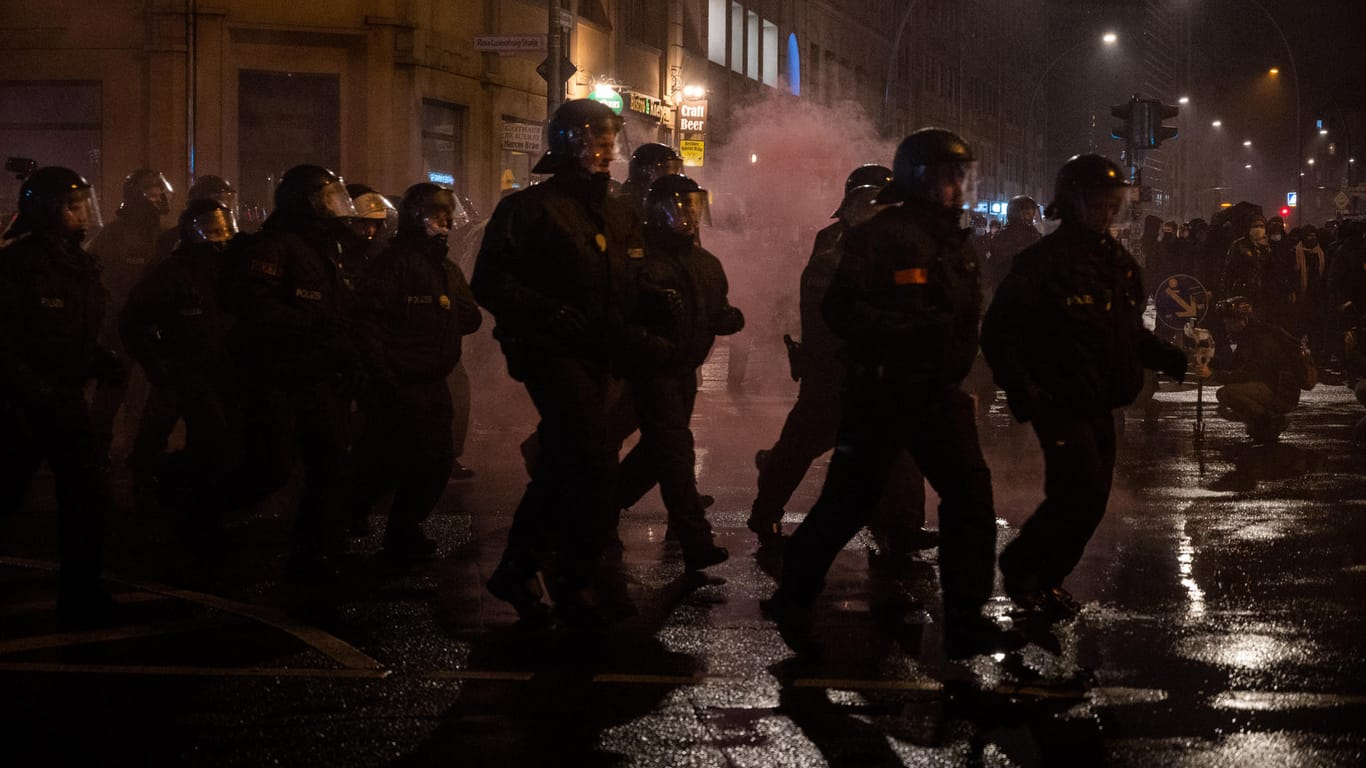 Polizisten im Einsatz: Am Abend kam es in der Nähe des Hackeschen Marktes in Berlin zu Gewalt.