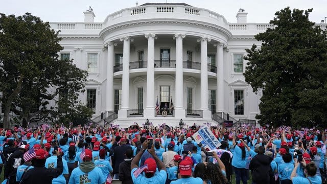 Zahlreiche Trump-Anhänger verfolgen die Rede des US-Präsidenten vor dem Weißen Haus.