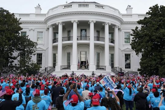 Zahlreiche Trump-Anhänger verfolgen die Rede des US-Präsidenten vor dem Weißen Haus.