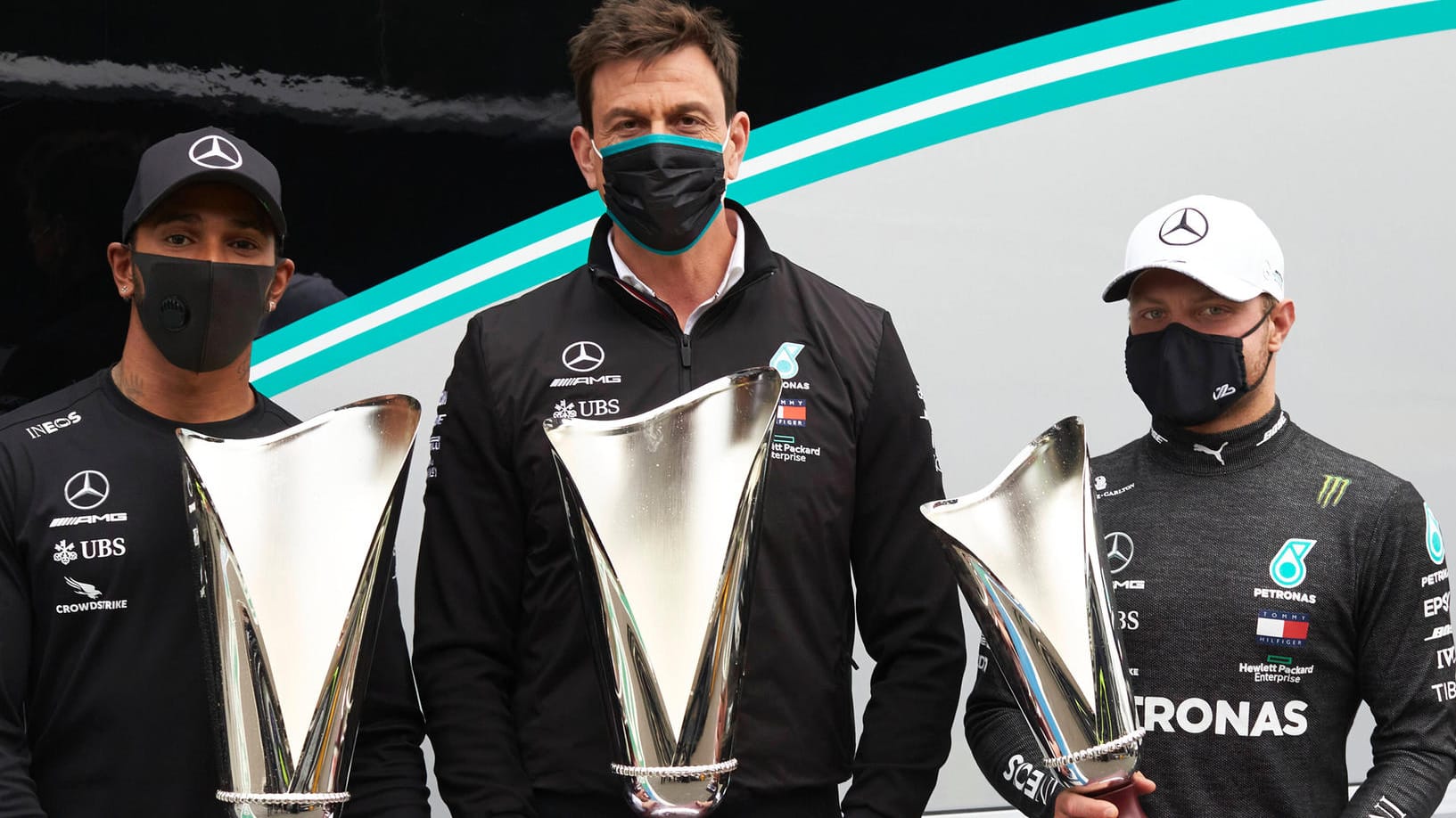 Lewis Hamilton (l.), Toto Wolff (m.) und Valtteri Bottas sind ein eingespieltes Trio.