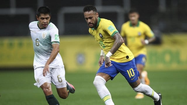 Brasiliens Neymar (r) gegen Boliviens Diego Wayar.