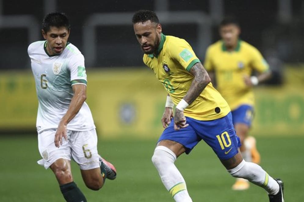 Brasiliens Neymar (r) gegen Boliviens Diego Wayar.