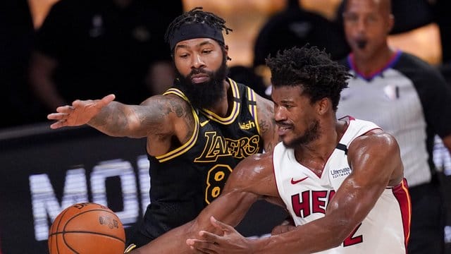 Markieff Morris (l) von den Los Angeles Lakers verteidigt gegen Miamis Jimmy Butler. Markieff Morris (l) von den Los Angeles Lakers verteidigt gegen Miamis Jimmy Butler.