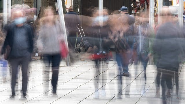 Menschen mit Mund- und Nasenschutz