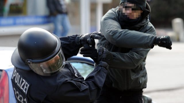 Polizeibeamter wird niedergeschlagen Polizeibeamter wird niedergeschlagen