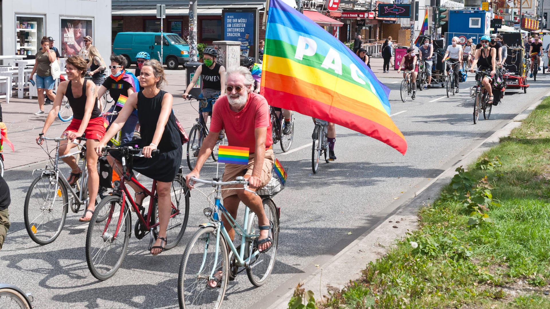 CSD Fahrrad-Demo: Die Veranstalter rechnen mit 4.000 Teilnehmenden zur CSD-Fahrrad-Sternfahrt mit anschließender Kundgebung. CSD Fahrrad-Demo: Die Veranstalter rechnen mit 4.000 Teilnehmenden zur CSD-Fahrrad-Sternfahrt mit anschließender Kundgebung.