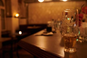 Ein halb geleertes Bier steht kurz nach der Sperrstunde in einer Bar in Neukölln auf dem Tresen: Die meisten Geschäfte sowie alle Restaurants und Bars in Berlin müssen von 23 Uhr bis 6 Uhr schließen.