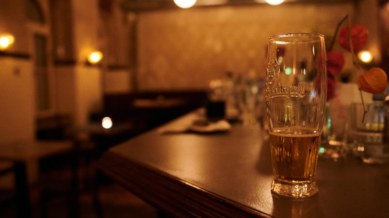 Ein halb geleertes Bier steht kurz nach der Sperrstunde in einer Bar in Neukölln auf dem Tresen: Die meisten Geschäfte sowie alle Restaurants und Bars in Berlin müssen von 23 Uhr bis 6 Uhr schließen.