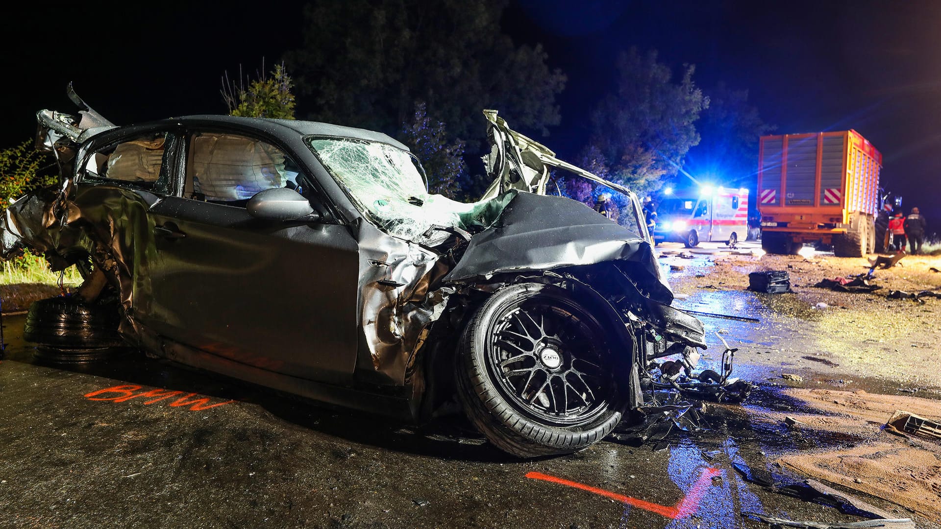Das demolierte Unfallfahrzeug nach der Kollision: Die Fahrerin des Wagens starb noch an der Unfallstelle. Das demolierte Unfallfahrzeug nach der Kollision: Die Fahrerin des Wagens starb noch an der Unfallstelle.