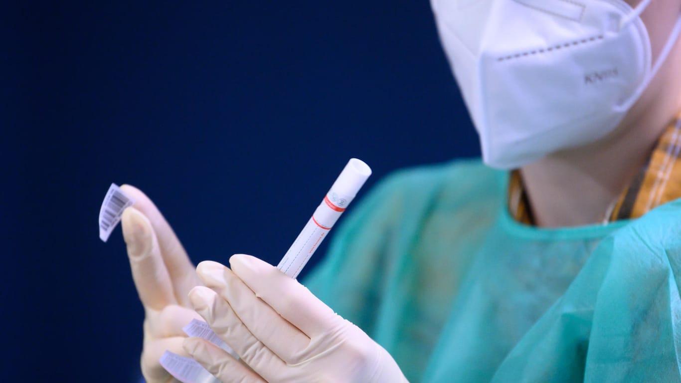 Eine Mitarbeiterin beklebt einen Abstrich für einen Coronavirus-Test mit einem Strichcode: Seit Beginn der Corona-Krise haben sich nach RKI-Angaben mindestens 319.381 Menschen in Deutschland nachweislich infiziert. (Archivbild)