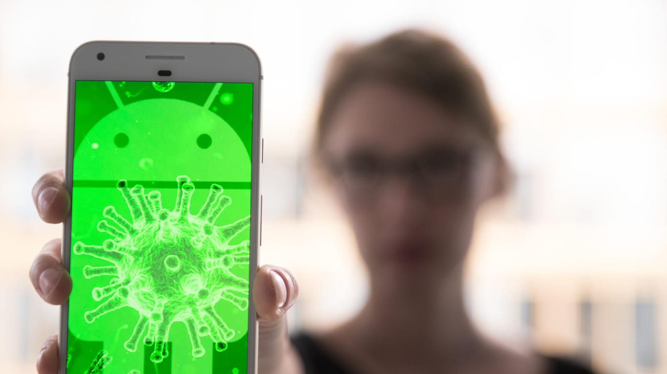 Eine symbolische Darstellung für ein infiziertes Android-Smartphone: Microsoft warnt vor einer Erpressungssoftware für Handys.