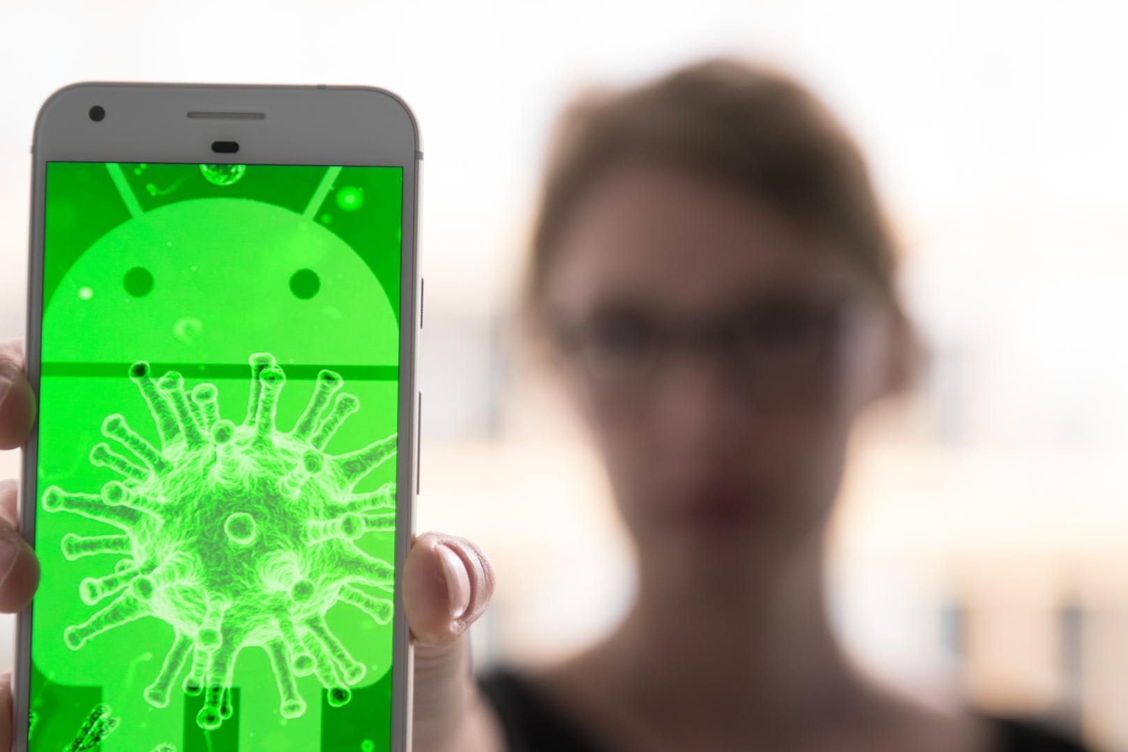 Eine symbolische Darstellung für ein infiziertes Android-Smartphone: Microsoft warnt vor einer Erpressungssoftware für Handys.