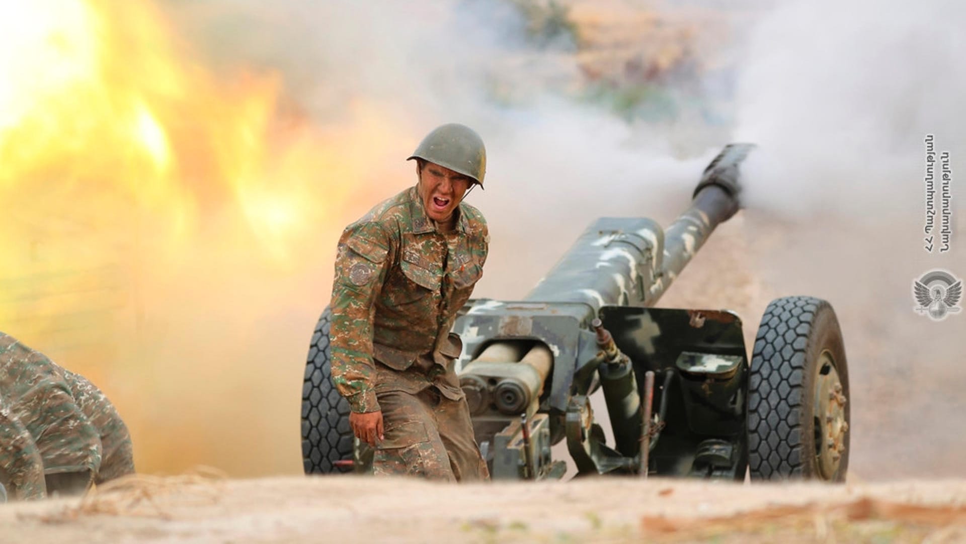 Armenien: Ein Soldat der armenischen Armee beim Abfeuern einer Kanone. Armenien und Aserbaidschan haben sich auf eine Waffenruhe bei den Kämpfen in der Südkaukasusregion Berg-Karabach geeinigt.