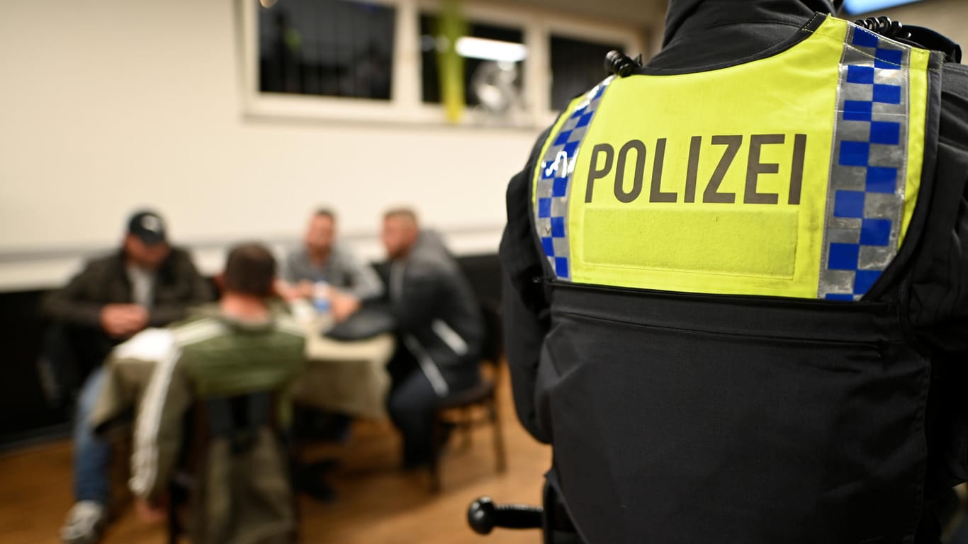 Polizei bei einer Kontrolle: In Hamburg wurden Bars und Lokale auf Einhaltung der Corona-Auflagen geprüft.