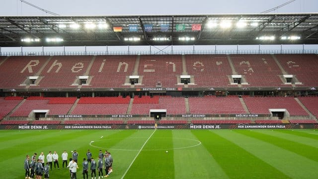 Die deutsche Nationalmannschaft spielt am Dienstag in Köln ohne Zuschauer gegen die Schweiz. Die deutsche Nationalmannschaft spielt am Dienstag in Köln ohne Zuschauer gegen die Schweiz.