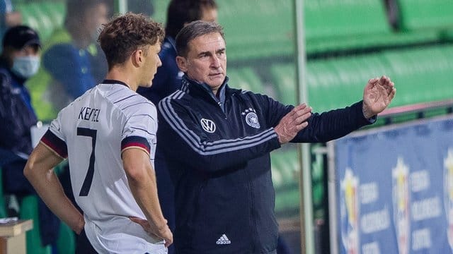 U21-Bundestrainer Stefan Kuntz (r) hat Personalsorgen.