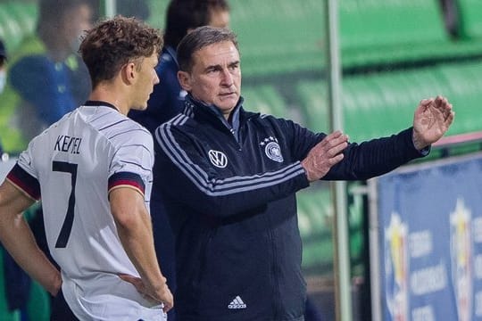 U21-Bundestrainer Stefan Kuntz (r) hat Personalsorgen.