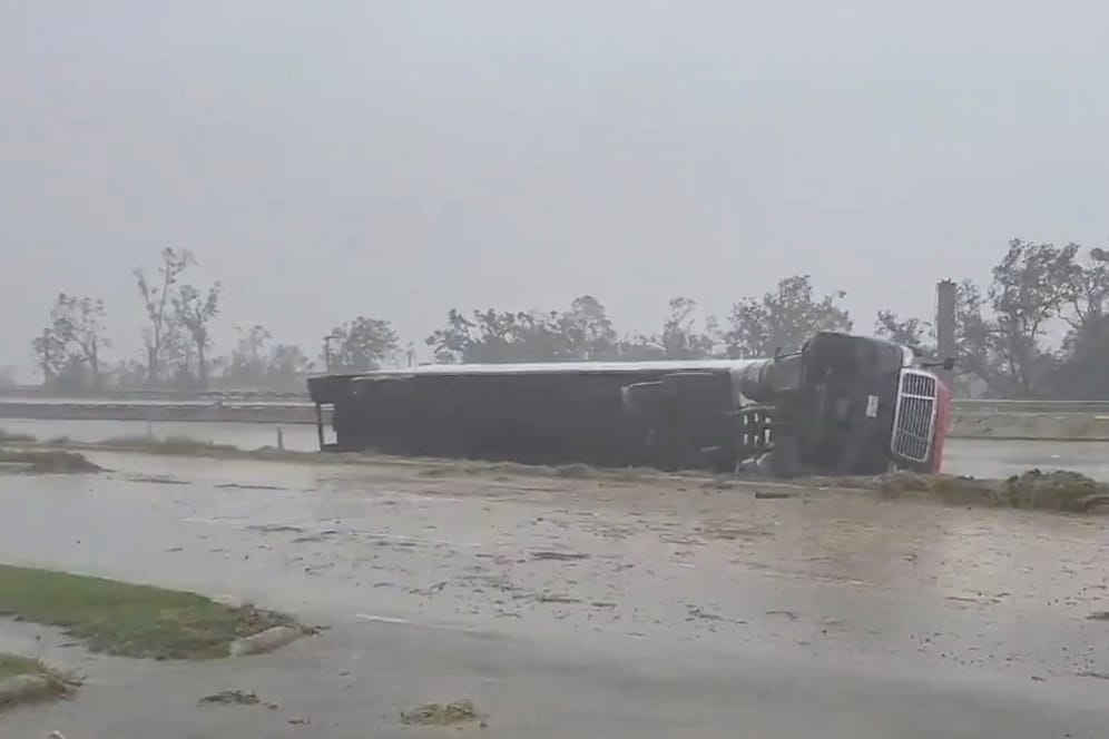 Ein umgestürzter Lastwagen in den Fluten in Louisiana: Der Hurrikan bringt sogar große Trucks zu Fall.