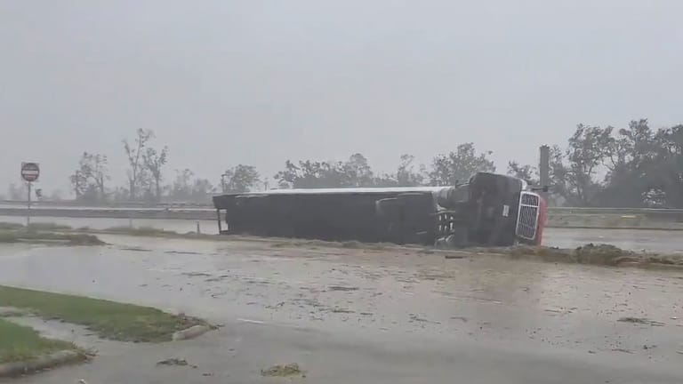 Ein umgestürzter Lastwagen in den Fluten in Louisiana: Der Hurrikan bringt sogar große Trucks zu Fall.