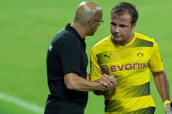 Ex-BVB-Trainer Peter Bosz (li.) mit Mario Götze: Von Juli bis Dezember 2017 war Bosz Götzes Coach in Dortmund.