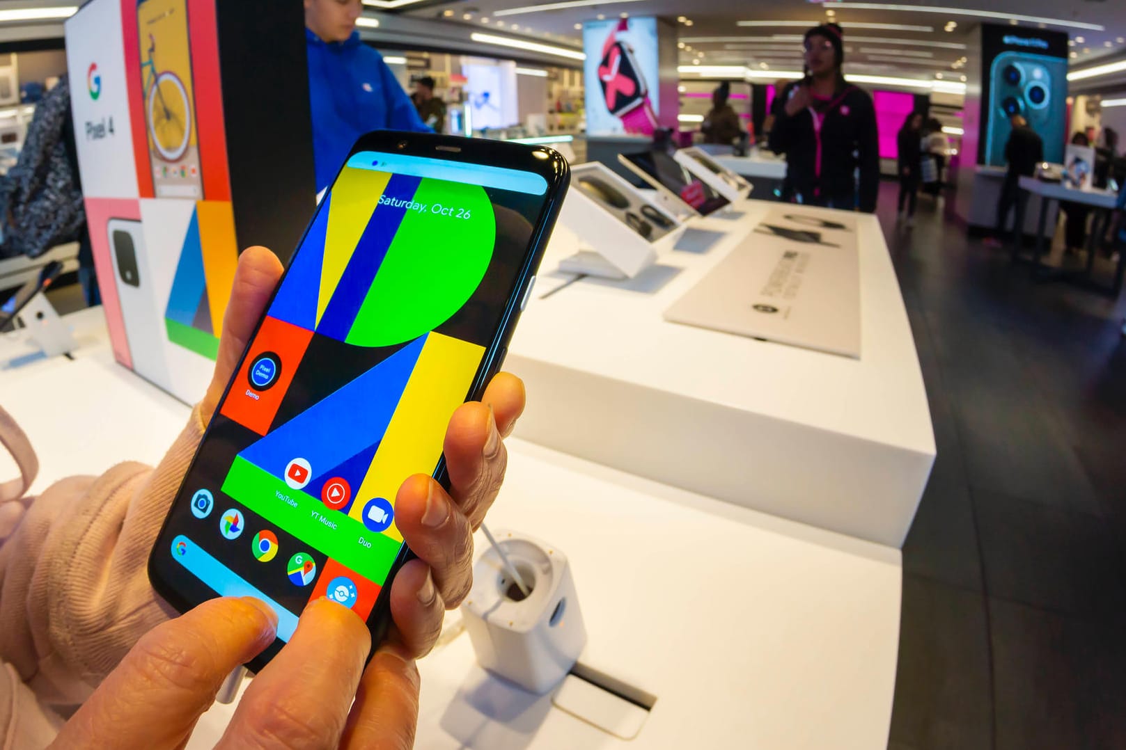 Ein Google Pixel 4 (Symbolbild): Android-Handys erkennen mehr Alltagsgeräusche.