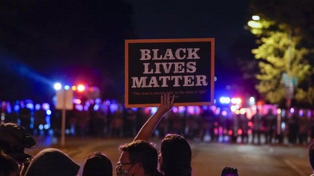 In Wauwatosa stehen sich Demonstranten und Polizisten während gegenüber. In Wauwatosa stehen sich Demonstranten und Polizisten während gegenüber.