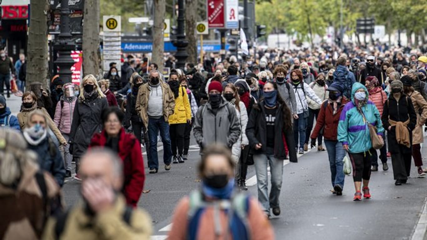 Teilnehmer einer Demonstration gegen die Corona-Politik laufen durch die Berliner Innenstadt: Auffällig ist, die Mehrheit der Personen auf dem Foto tragen Mund-Nasen-Schutz.