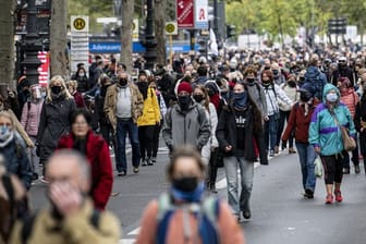 Teilnehmer einer Demonstration gegen die Corona-Politik laufen durch die Berliner Innenstadt: Auffällig ist, die Mehrheit der Personen auf dem Foto tragen Mund-Nasen-Schutz.