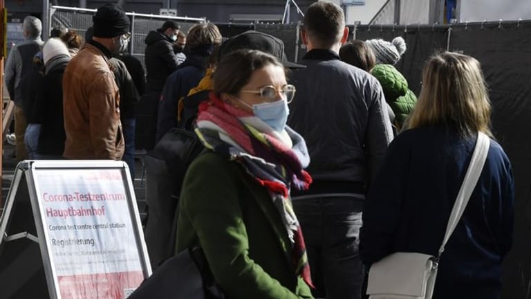 Reisende warten vor dem Corona-Testzentrum am Kölner Hauptbahnhof: Personen aus Risikogebieten benötigen einen negativen Test für innerdeutsche Reisen.