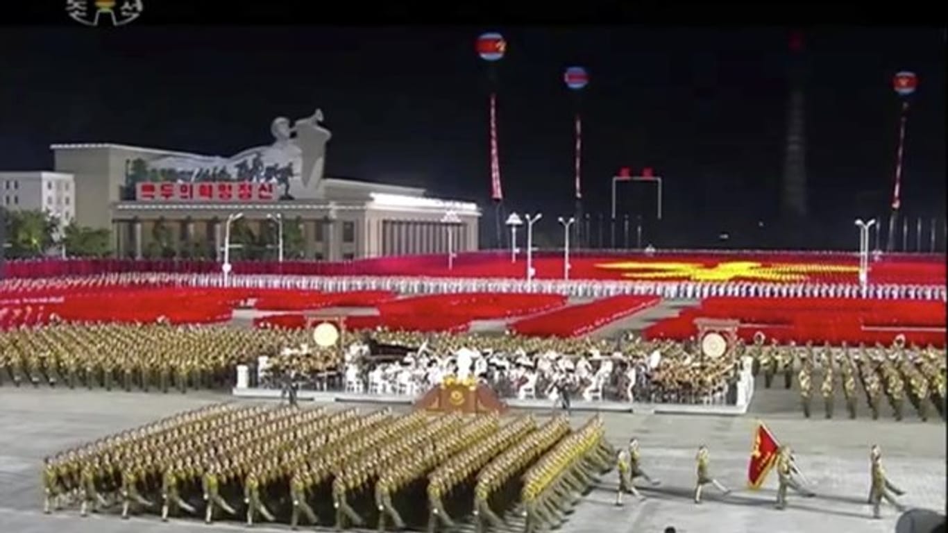 Nächtliche Parade des nordkoreanischen Militärs in Pjöngjang.