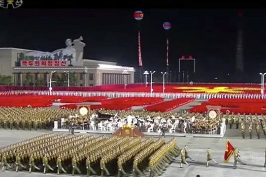 Nächtliche Parade des nordkoreanischen Militärs in Pjöngjang.