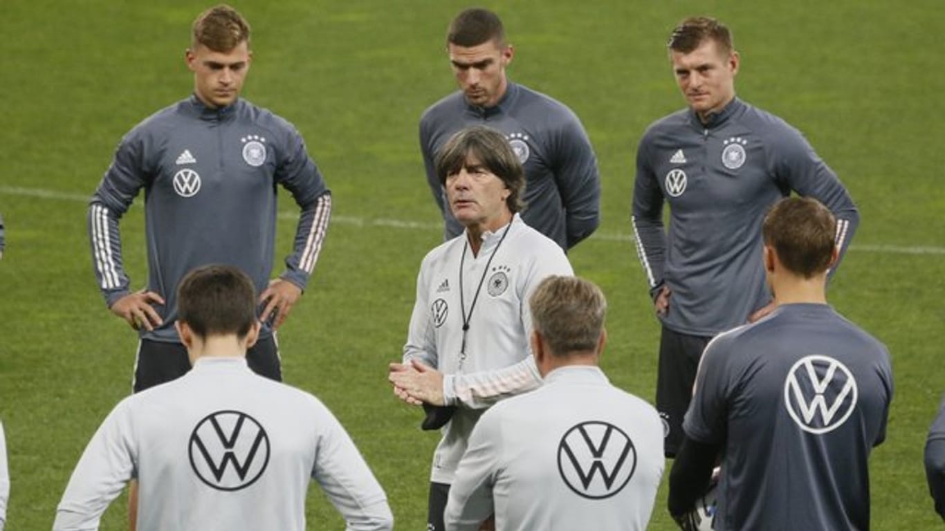 Bundestrainer Joachim Löw (M) spricht zu der deutschen Nationalmannschaft während des Abschlusstrainings.
