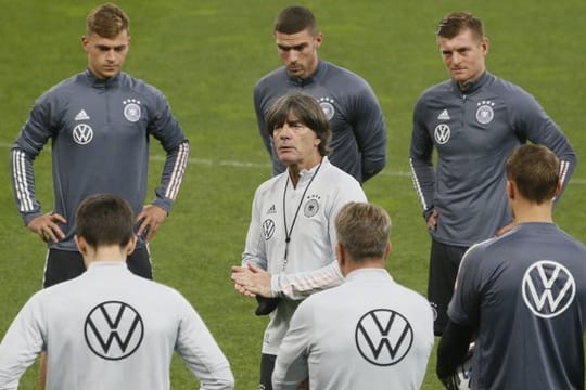 Bundestrainer Joachim Löw (M) spricht zu der deutschen Nationalmannschaft während des Abschlusstrainings.