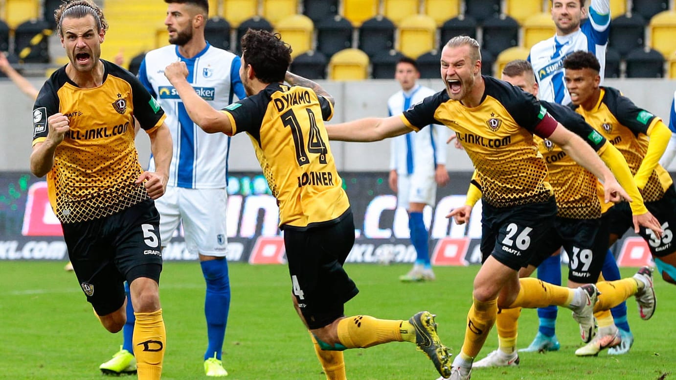 Pure Freude: Dresdens Yannick Stark (l.) bejubelt mit seinen Kollegen sein entscheidendes Tor gegen dem FCM.