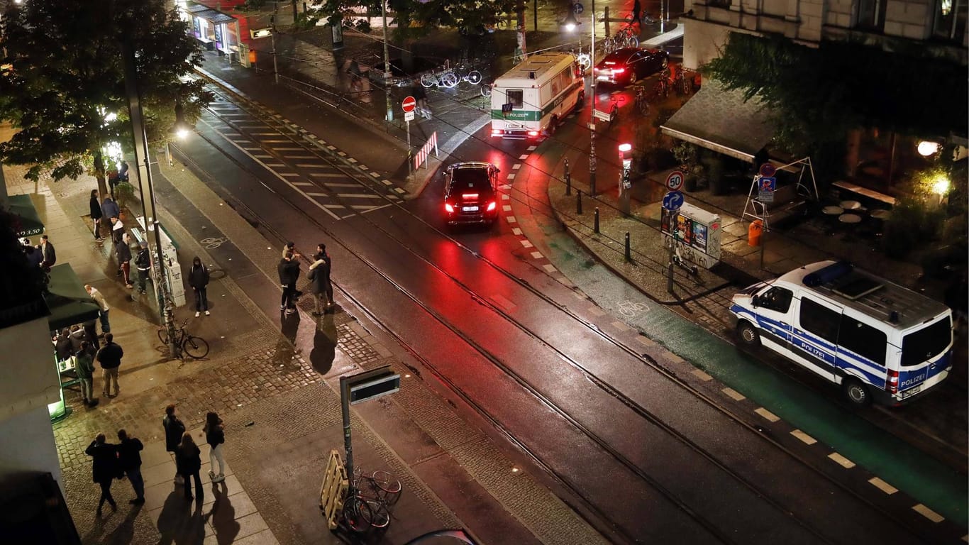 Zwei Polizeiautos in der Berliner Kastanienallee: Die Polizei hat die Corona-Sperrstunde in der Hauptstadt kontrolliert.