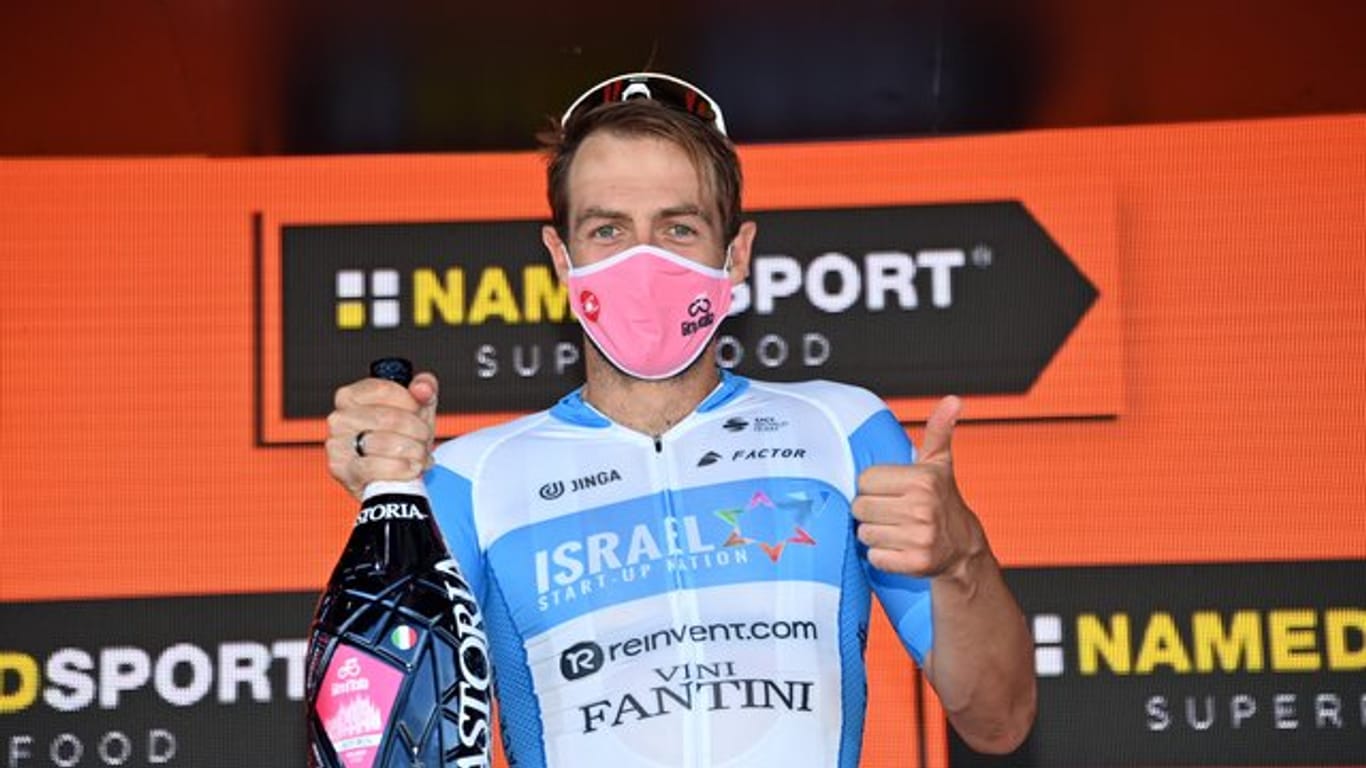 Der Brite Alex Dowsett vom Team Israel Start-Up Nation feiert seinen Sieg der achten Etappe des 103.