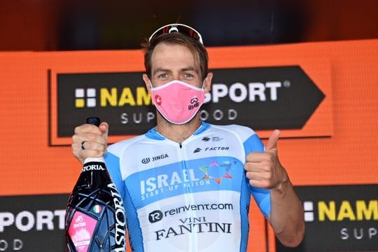 Der Brite Alex Dowsett vom Team Israel Start-Up Nation feiert seinen Sieg der achten Etappe des 103.