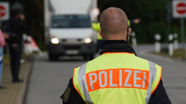 Rheinland-Pfalz: Eine Gruppe Migranten flüchtete aus einem Lastwagen, nachdem sie dort unbemerkt mitgefahren fahren.