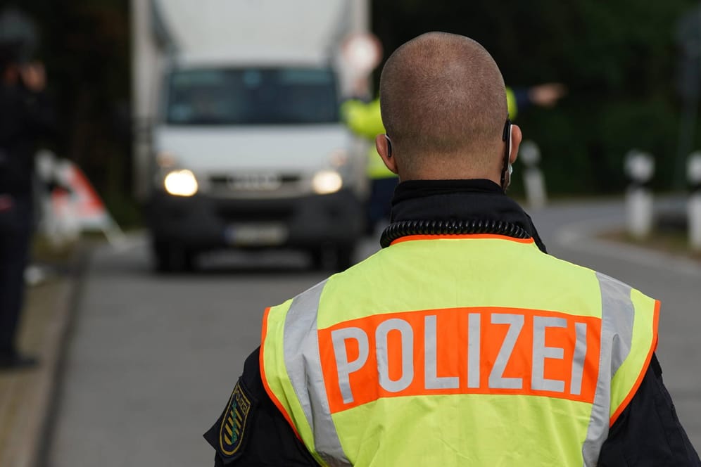 Rheinland-Pfalz: Eine Gruppe Migranten flüchtete aus einem Lastwagen, nachdem sie dort unbemerkt mitgefahren fahren.