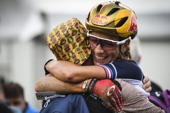 Die Französin Pauline Ferrand Prevot jubelt im Ziel nach ihrem Sieg.