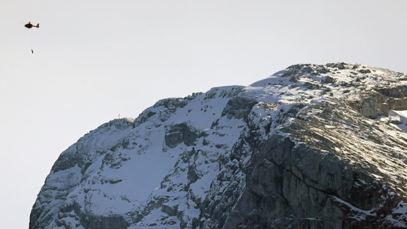 Ein Hubschrauber fliegt über einen Berggrat: Ein Vater ist mit seinem Sohn in den Berchtesgadener Alpen bei Eis und Schnee in Not geraten.