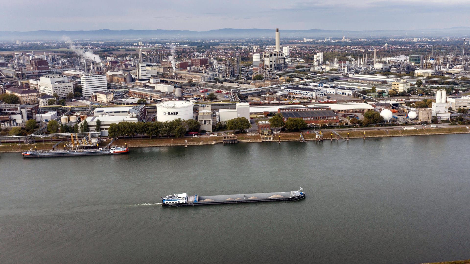 BASF Werk Ludwigshafen: 300 Kilogramm des Stoffs Imidazol sind in den Rhein geflossen. BASF Werk Ludwigshafen: 300 Kilogramm des Stoffs Imidazol sind in den Rhein geflossen.