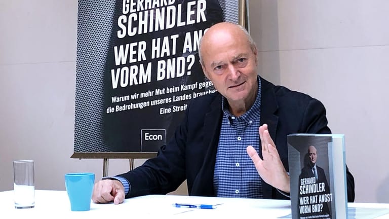 Berlin: Gerhard Schindler, früherer Präsident des Bundesnachrichtendienstes, stellt sein Buch "Wer hat Angst vorm BND?" vor.