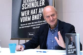 Berlin: Gerhard Schindler, früherer Präsident des Bundesnachrichtendienstes, stellt sein Buch "Wer hat Angst vorm BND?" vor.