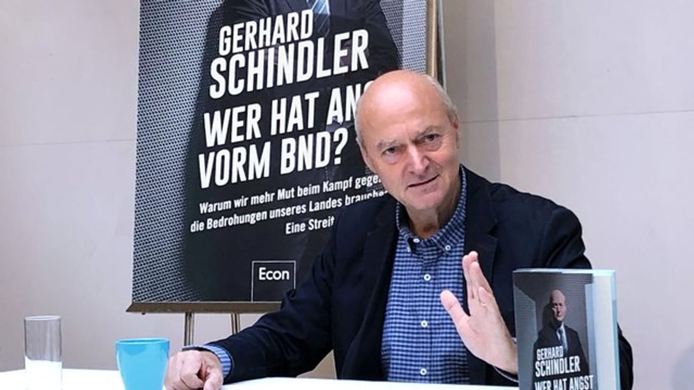 Gerhard Schindler, früherer Präsident des Bundesnachrichtendienstes, stellt sein Buch "Wer hat Angst vorm BND?" in Berlin vor.
