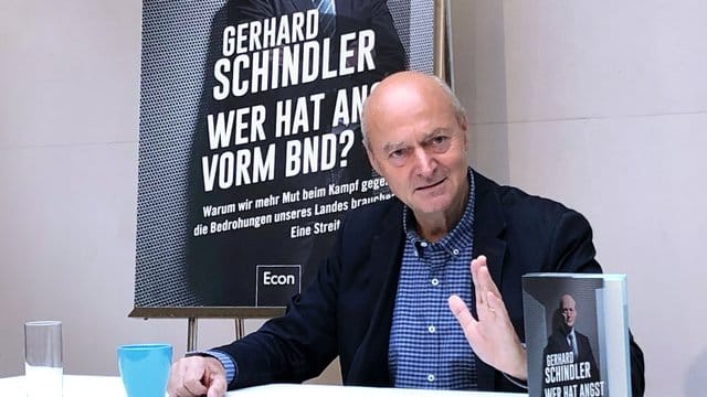Gerhard Schindler, früherer Präsident des Bundesnachrichtendienstes, stellt sein Buch "Wer hat Angst vorm BND?" in Berlin vor. Gerhard Schindler, früherer Präsident des Bundesnachrichtendienstes, stellt sein Buch "Wer hat Angst vorm BND?" in Berlin vor.