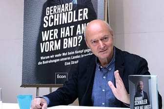 Gerhard Schindler, früherer Präsident des Bundesnachrichtendienstes, stellt sein Buch "Wer hat Angst vorm BND?" in Berlin vor.